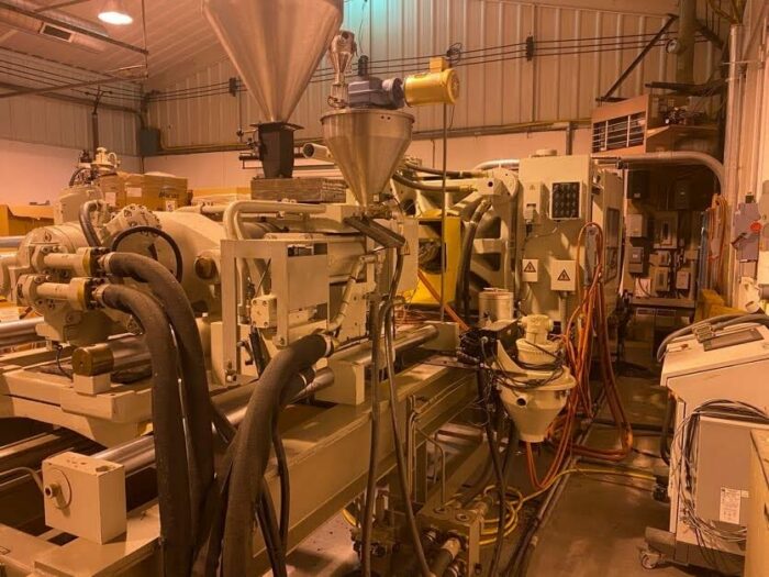 Used 400 Ton Cincinnati MH400 Injection Molding Machine 1 Used 400 Ton Cincinnati MH400