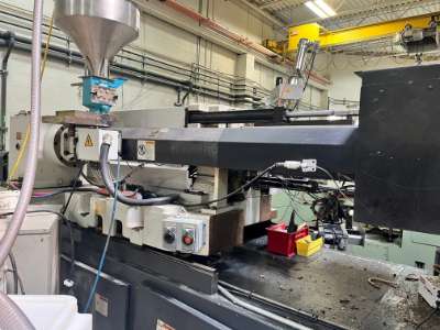 Used 550 Ton Milacron NT-550-80 Injection Molding Machine