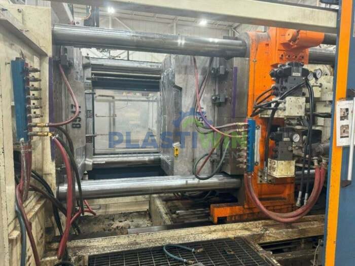 Used 720 Ton Ube UN720W Injection Molding Machine